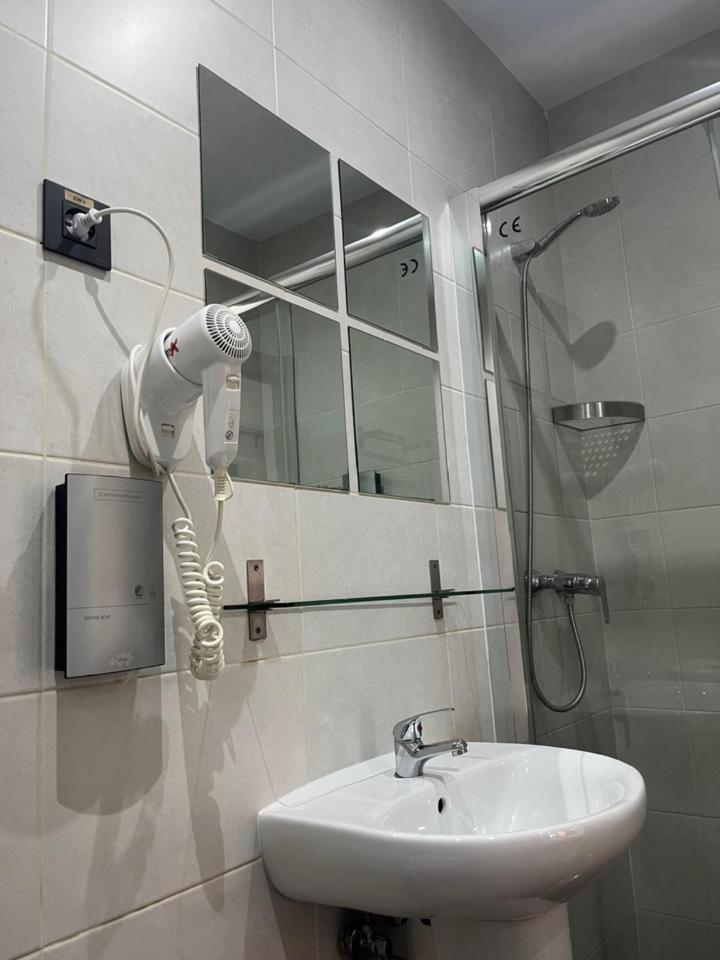 Fuencarral Rooms Madrid Exterior photo